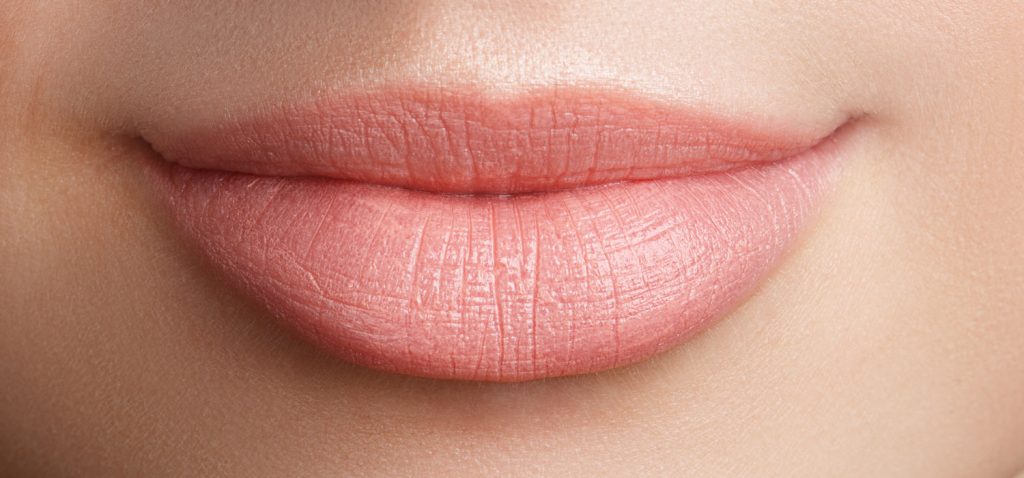 Lippen Nahaufnahme von den vollen, schönen Lippen einer Frau. - Dyachkov/Shutterstock.com